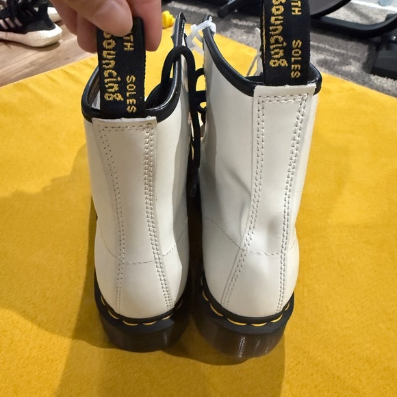 NWT Dr Martens - 8 Eyelet White Boot size us7 - Picture 3 of 6